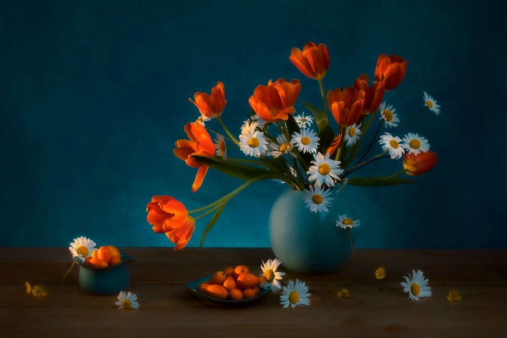 Naturaleza muerta con tulipanes y margaritas de Moody de Lydia Jacobs