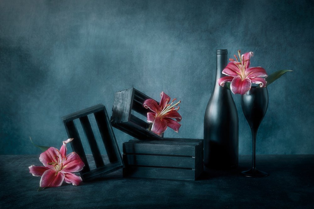 «Moody Wine and Lilies» de Lydia Jacobs