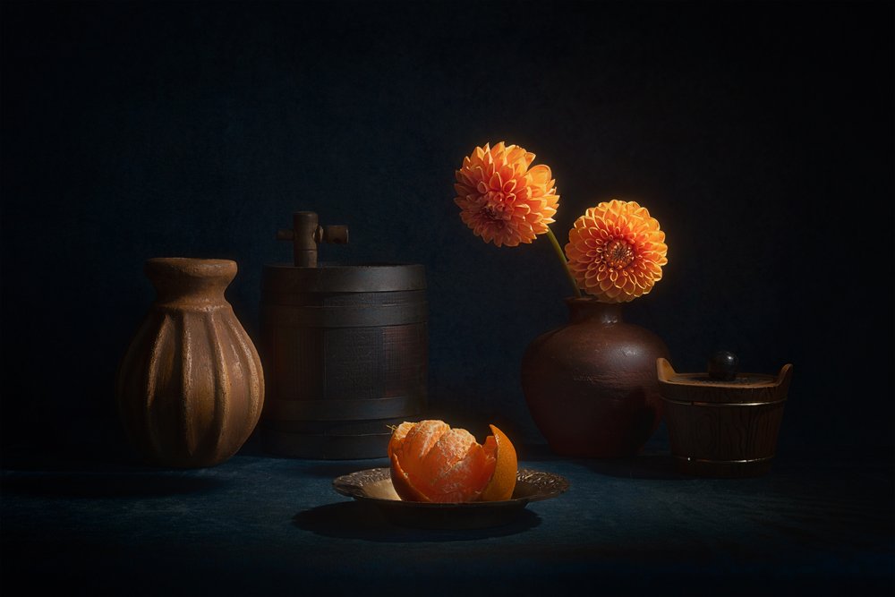 Naturaleza muerta con dalia naranja de Lydia Jacobs