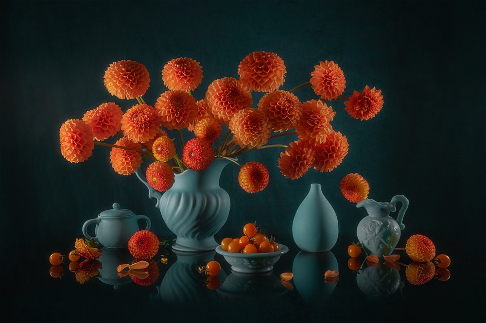 Naturaleza muerta con dalias naranjas de Lydia Jacobs