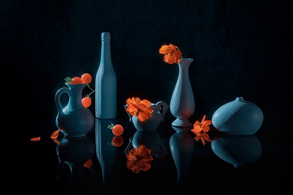 Flores de naranja y jarrones azules de Lydia Jacobs