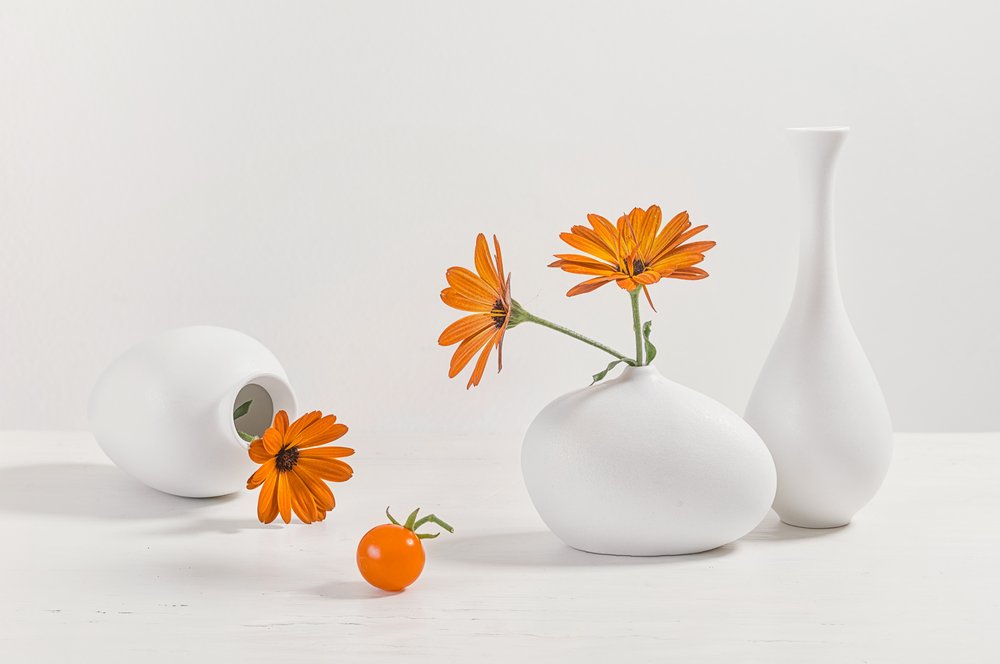 Naturaleza muerta moderna con flores de naranjo de Lydia Jacobs