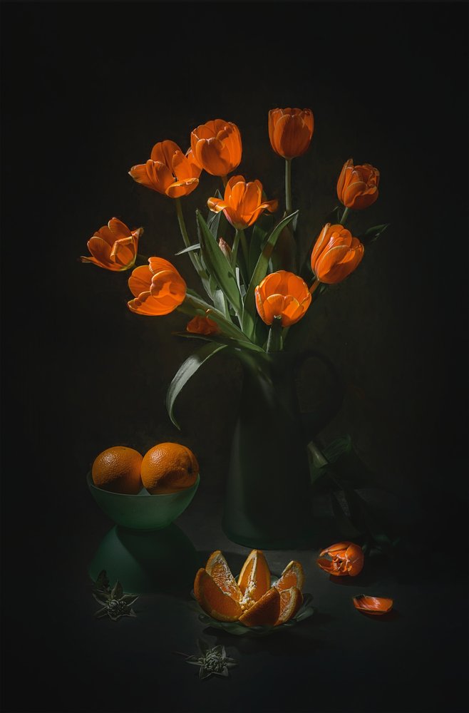 Naturaleza muerta con tulipanes naranjas de Lydia Jacobs