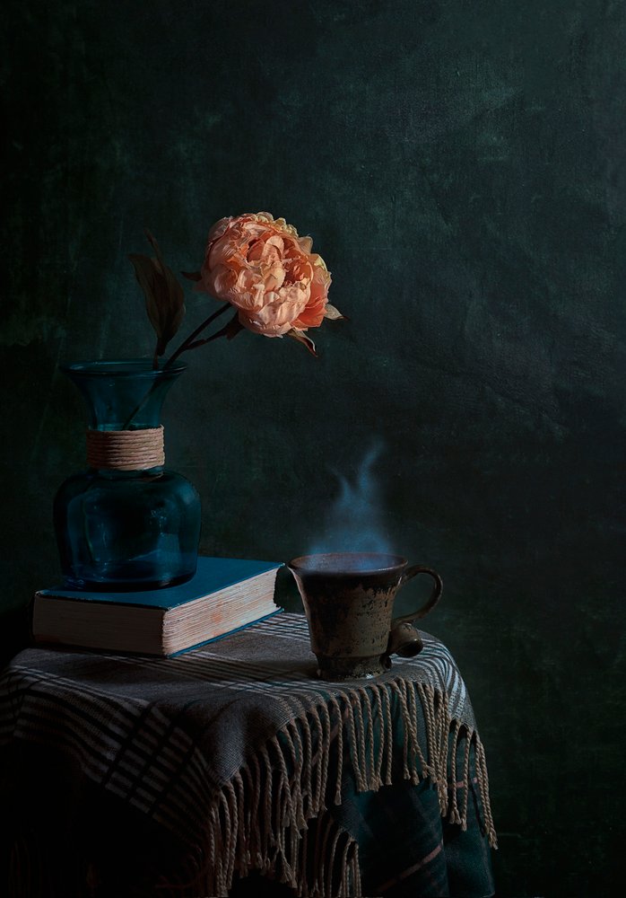 Peonía y taza humeante de Lydia Jacobs