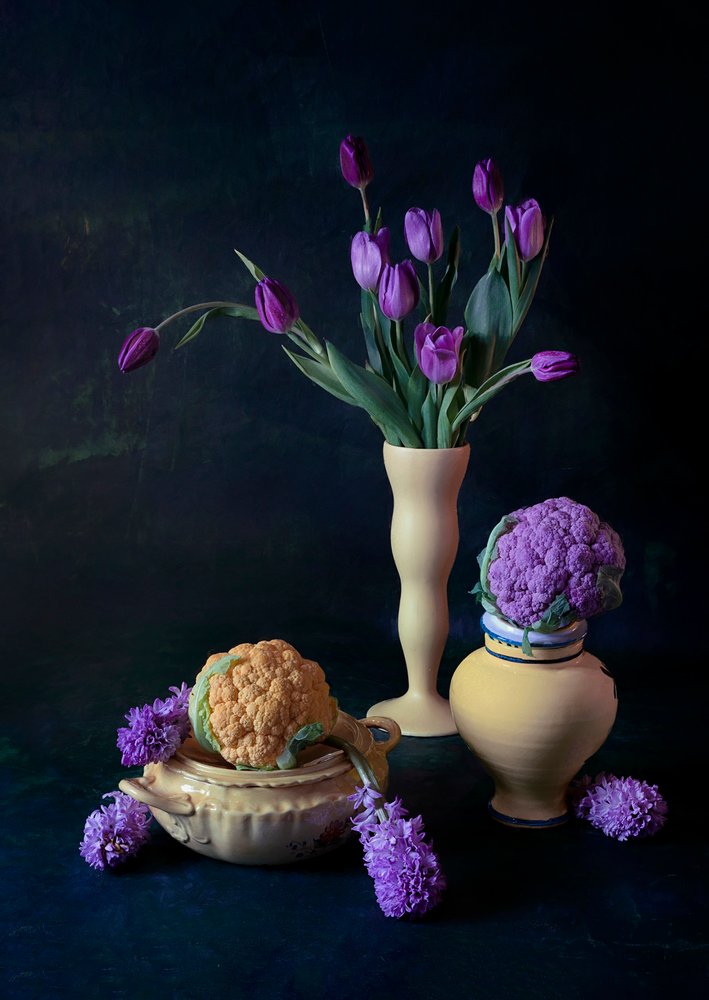 Tulipanes morados y coliflor de Lydia Jacobs