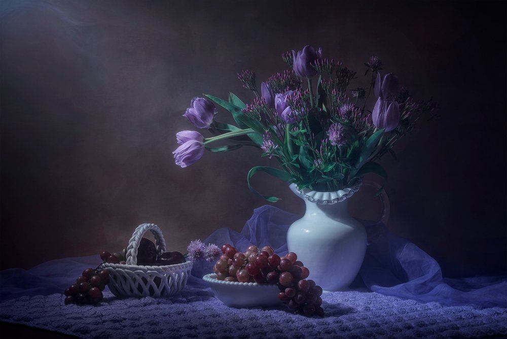 Naturaleza muerta con tulipanes morados de Lydia Jacobs