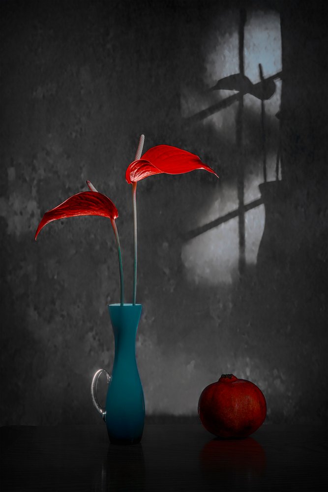 Anturios rojos en jarrón azul de Lydia Jacobs