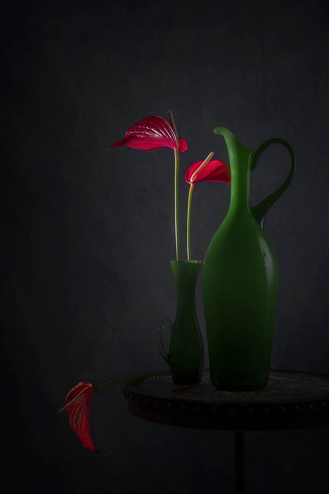 Anturios rojos en jarrones verdes de Lydia Jacobs
