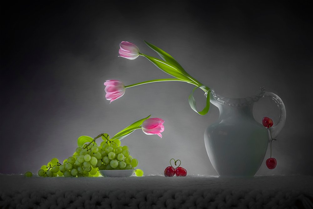 Naturaleza muerta romántica con tulipanes y frutas de Lydia Jacobs