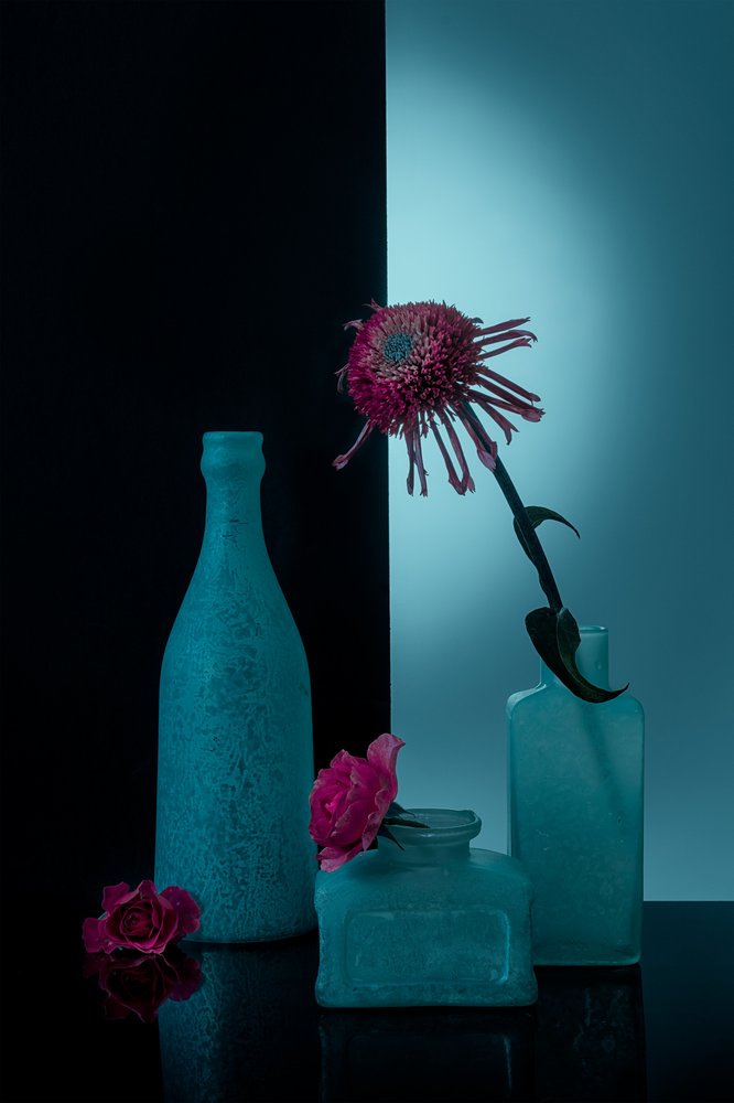 Botellas de color verde azulado con flores de Lydia Jacobs