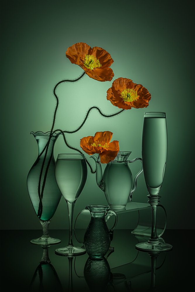 Vidrio verde con amapolas de colores vivos de Lydia Jacobs