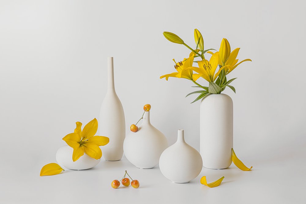 Jarrones blancos con lirios amarillos de Lydia Jacobs