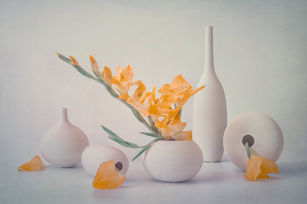 Flores amarillas en jarrones blancos de Lydia Jacobs