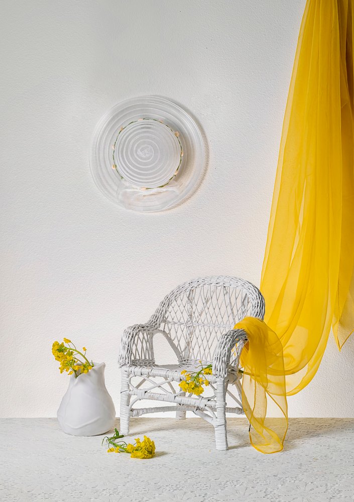 Naturaleza muerta con silla de mimbre amarilla de Lydia Jacobs