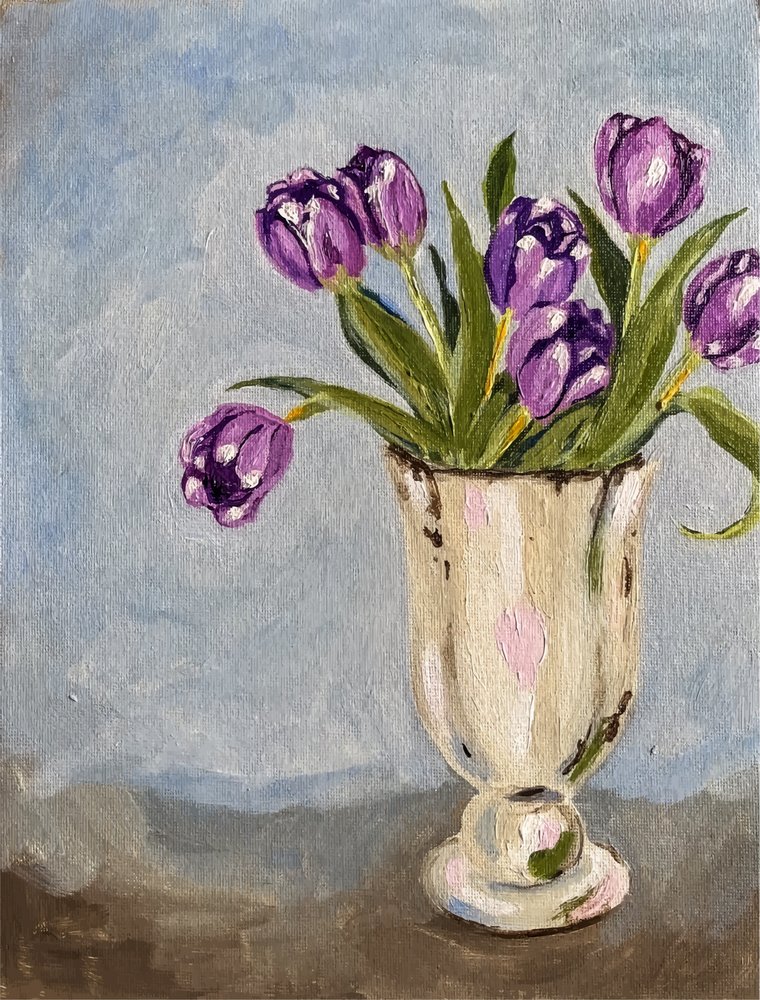 Tulipanes morados en un jarrón de Madison Phipps