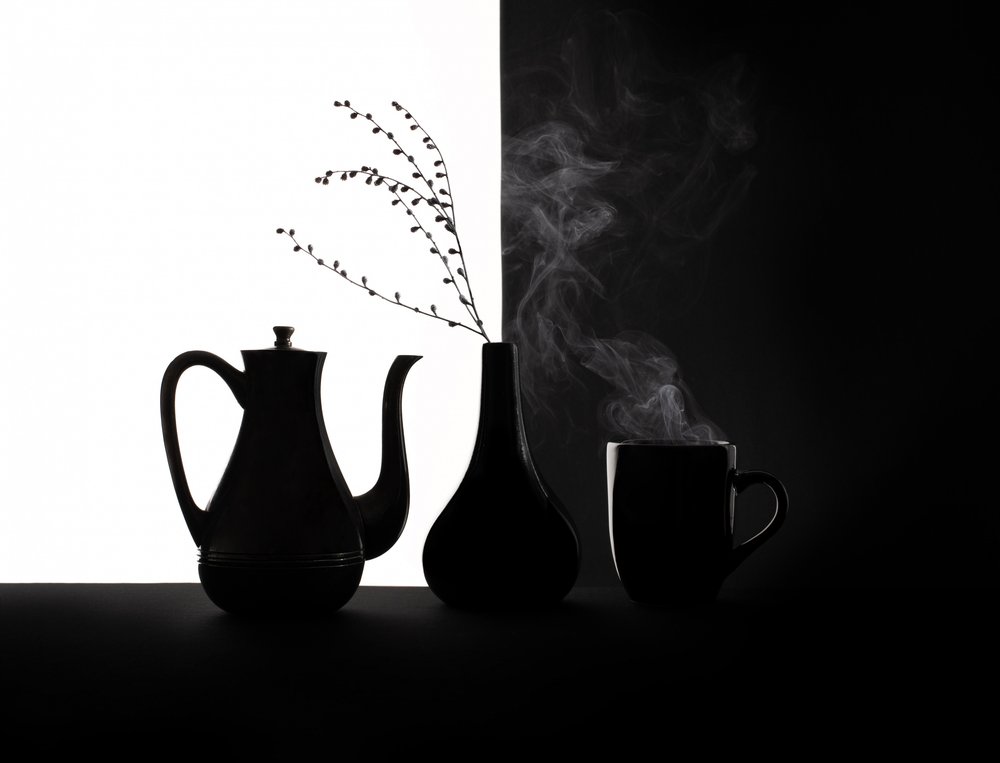 Naturaleza muerta con café, blanco y negro de Margareth Perfoncio