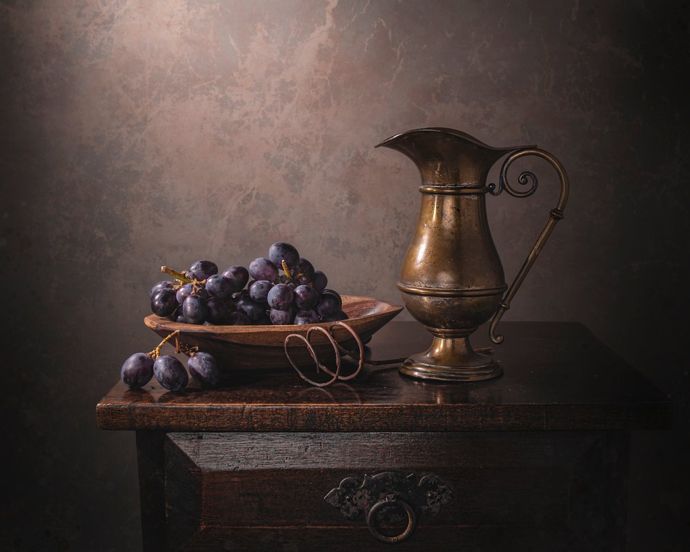 Uvas clásicas y jarra de Margareth Perfoncio