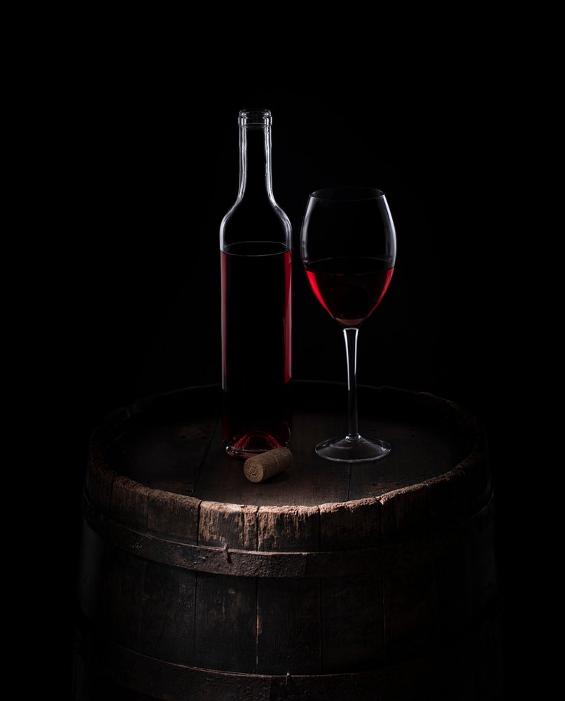 Naturaleza muerta con vino tinto clásico de Margareth Perfoncio