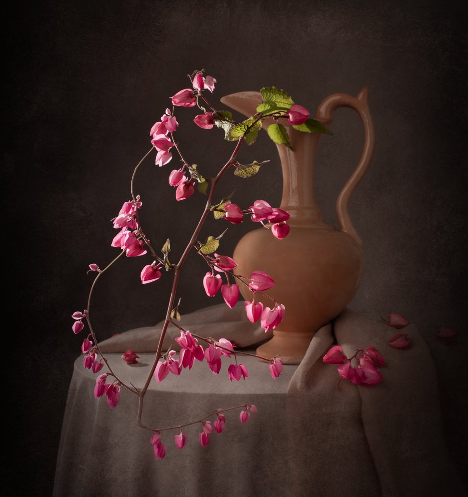 Elegante naturaleza muerta en rosa de Margareth Perfoncio