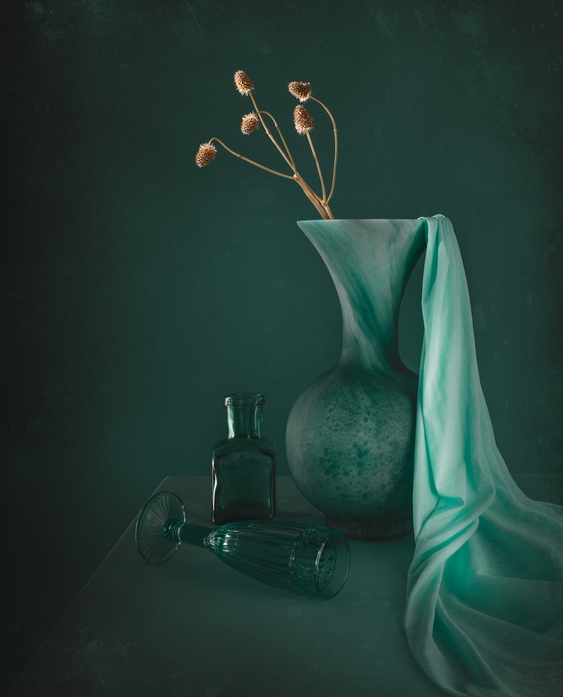 Elegante naturaleza muerta en color verde azulado de Margareth Perfoncio