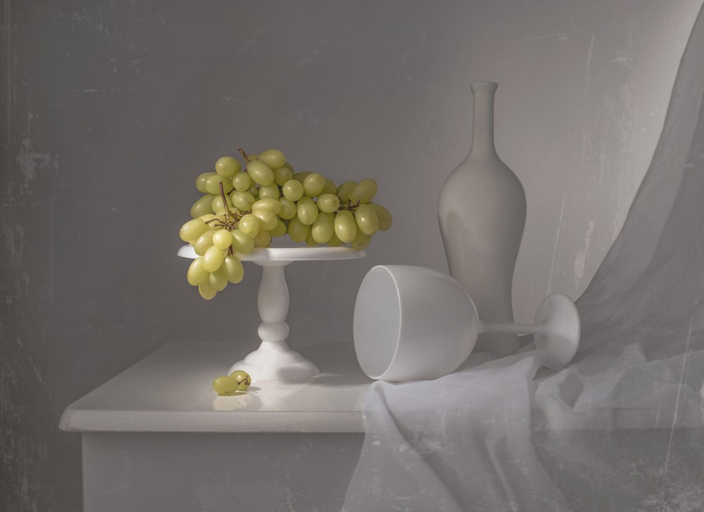 Elegante naturaleza muerta con uvas blancas de Margareth Perfoncio