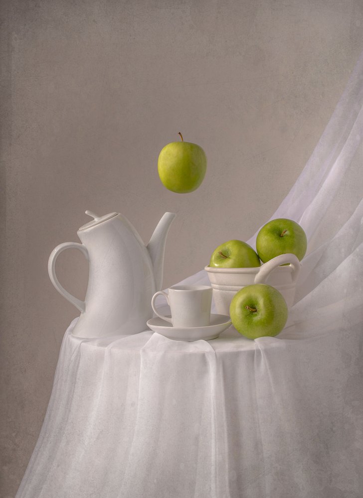 Manzanas verdes flotantes de Margareth Perfoncio