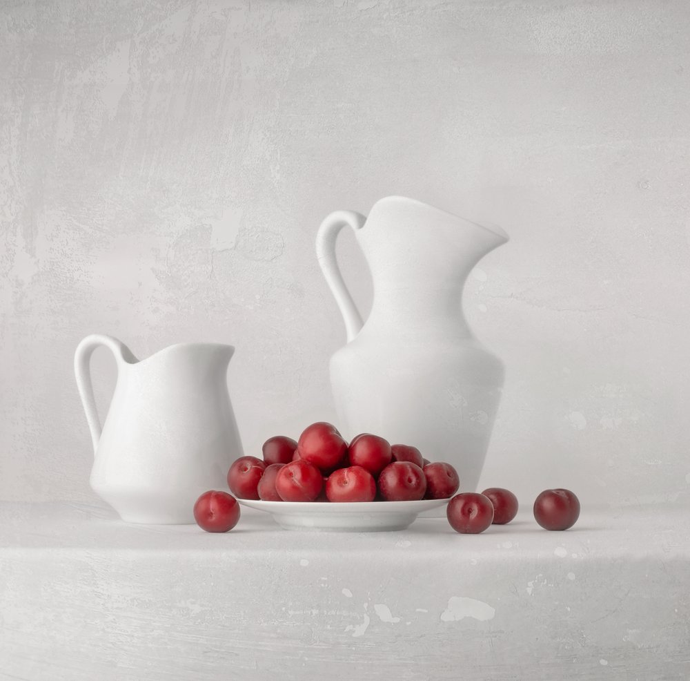 Ciruelas frescas y jarras de Margareth Perfoncio
