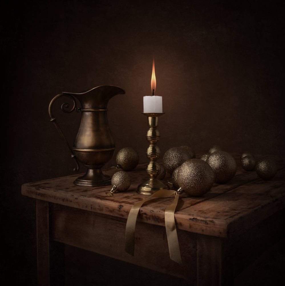 Naturaleza muerta a la luz de las velas doradas de Margareth Perfoncio