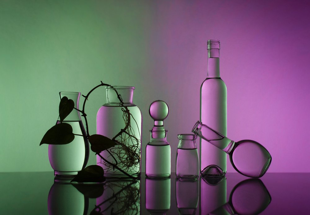 Botánica en cristal verde y morado de Margareth Perfoncio