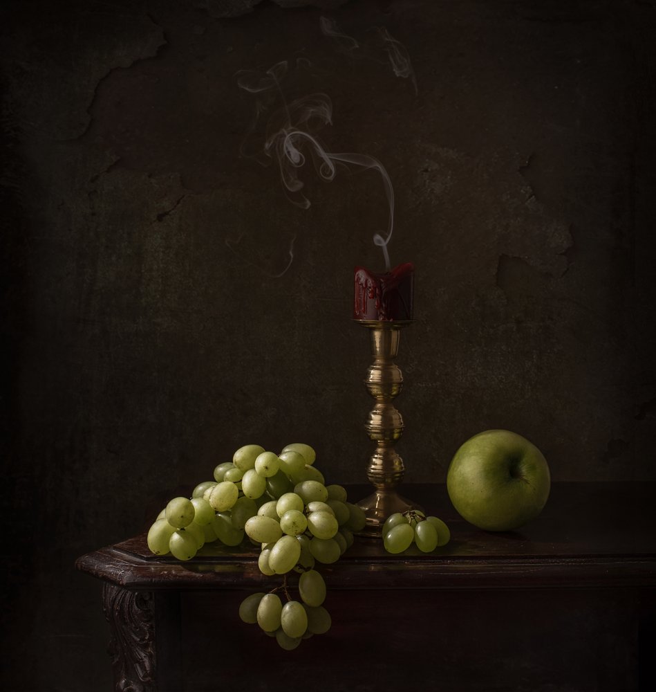 Uvas melancólicas y una vela de Margareth Perfoncio