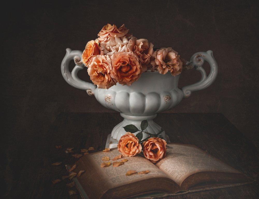 Rosas melancólicas y un libro antiguo de Margareth Perfoncio