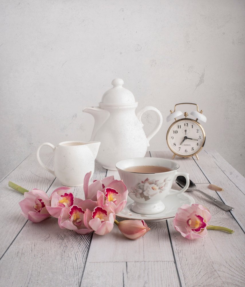 La hora del té con orquídeas rosas de Margareth Perfoncio