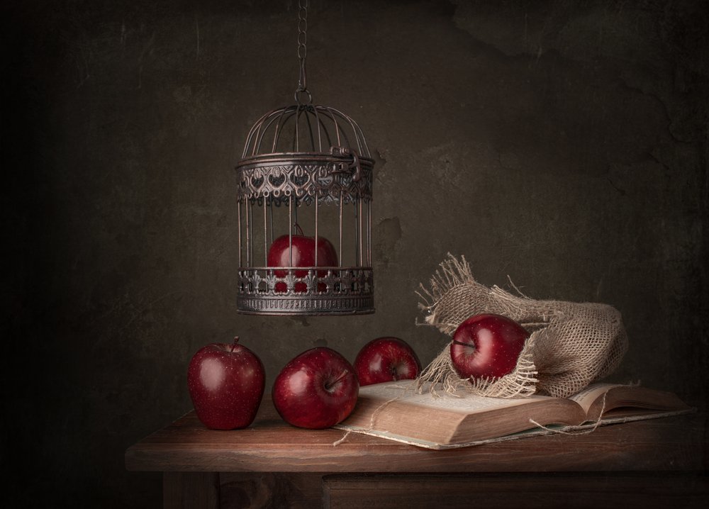 Manzanas rústicas y un libro de Margareth Perfoncio