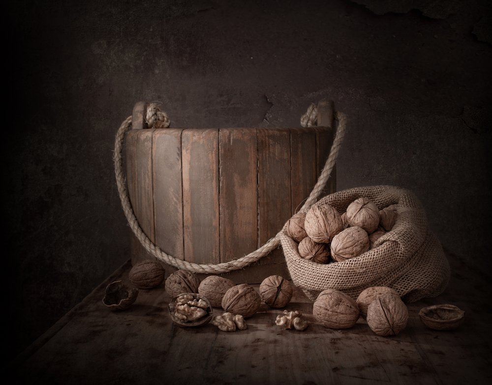 Naturaleza muerta con nueces rústicas de Margareth Perfoncio