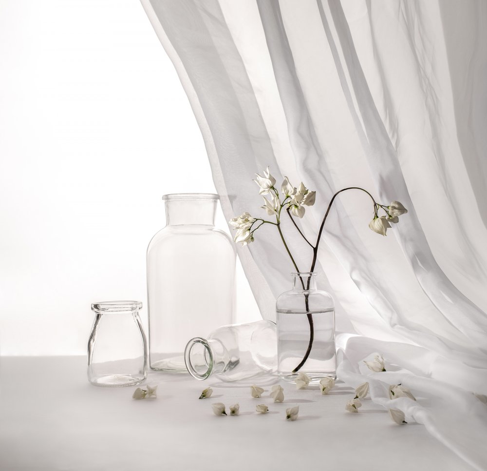 Naturaleza muerta floral en blanco de Margareth Perfoncio