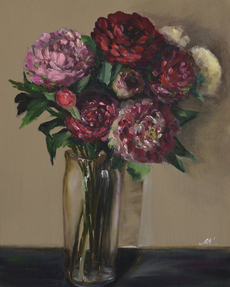 Peonías rojo oscuro en jarrón de cristal - Pintura floral al óleo de atmósfera melancólica de Marina Kozyr