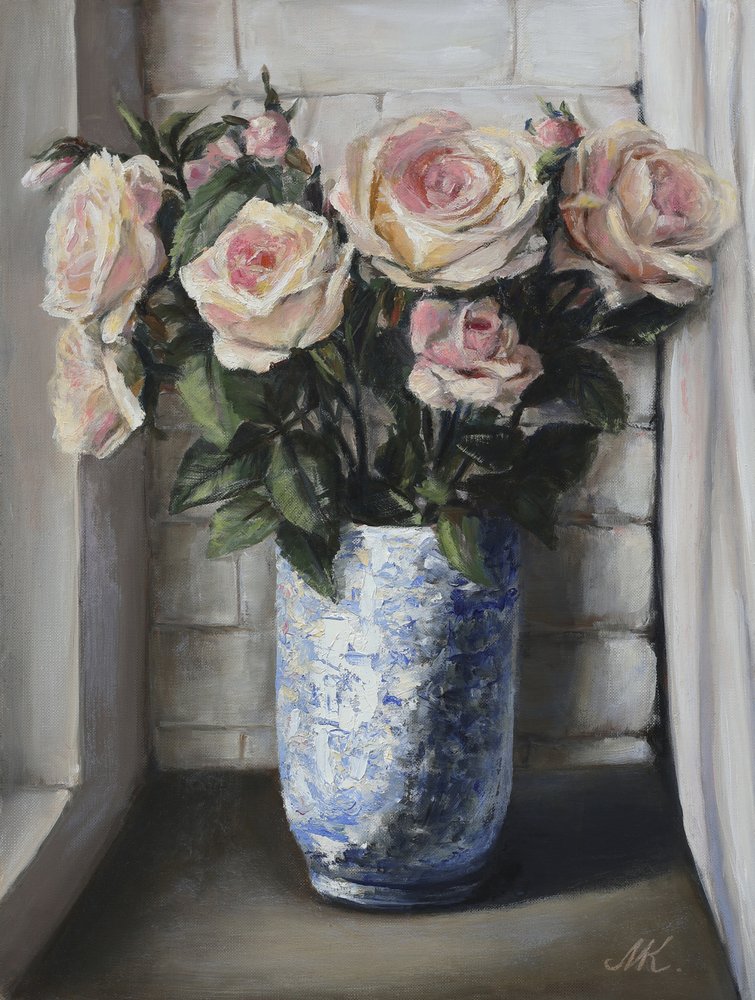 Rosas rosadas en el alféizar - Pintura de jarrón de cerámica azul de Marina Kozyr