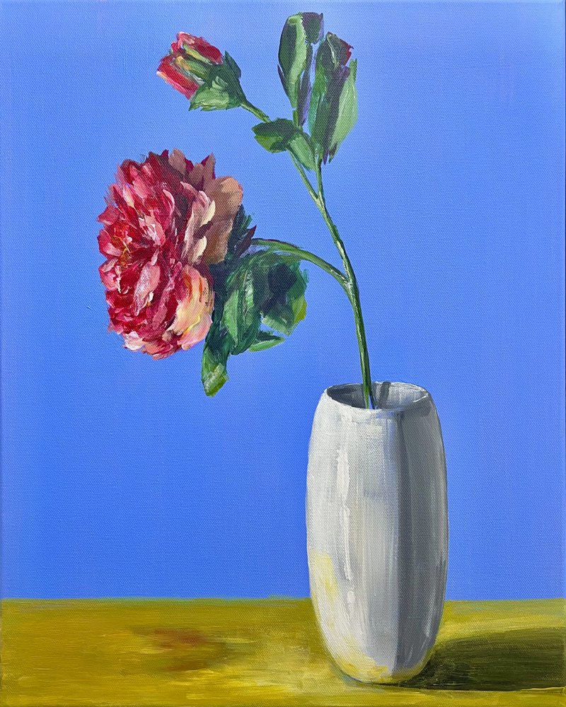 Flor roja, naturaleza muerta azul de Marina Kozyr