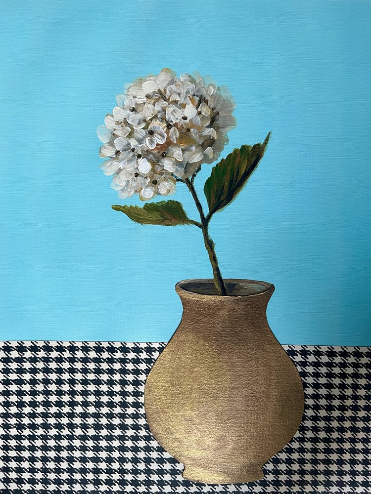 Jarrón dorado con motivos florales blancos de Marina Kozyr