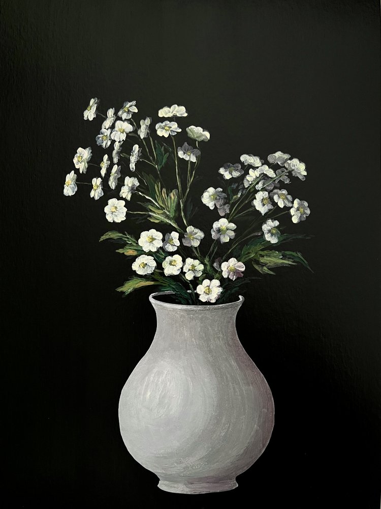 Cuadro de flores blancas: arte botánico monocromático en un jarrón blanco, ideal para el hogar, la oficina o como regalo - 010 de Marina Kozyr