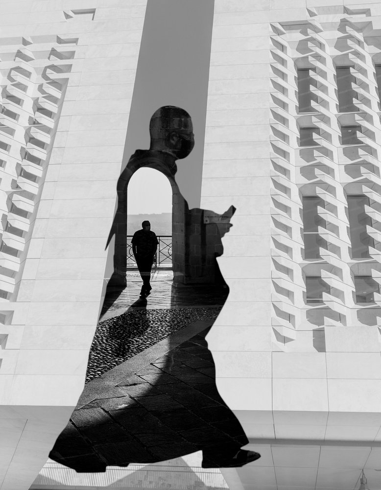Silueta de un monje moderno de Martin Agius