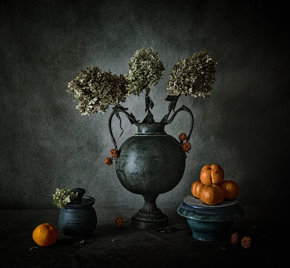Naturaleza muerta floral oscura de May G