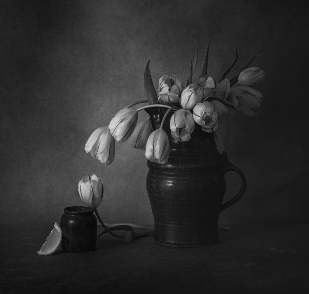 Naturaleza muerta con tulipanes melancólicos de May G