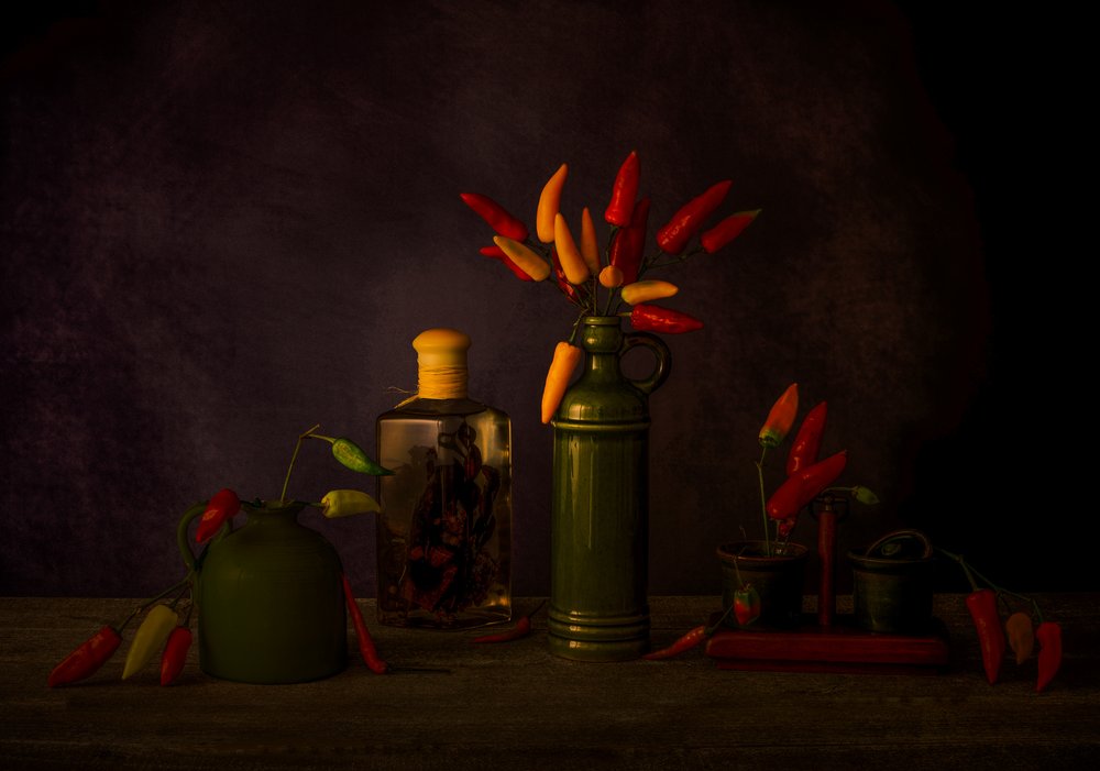 Naturaleza muerta con chiles de colores vivos de May G