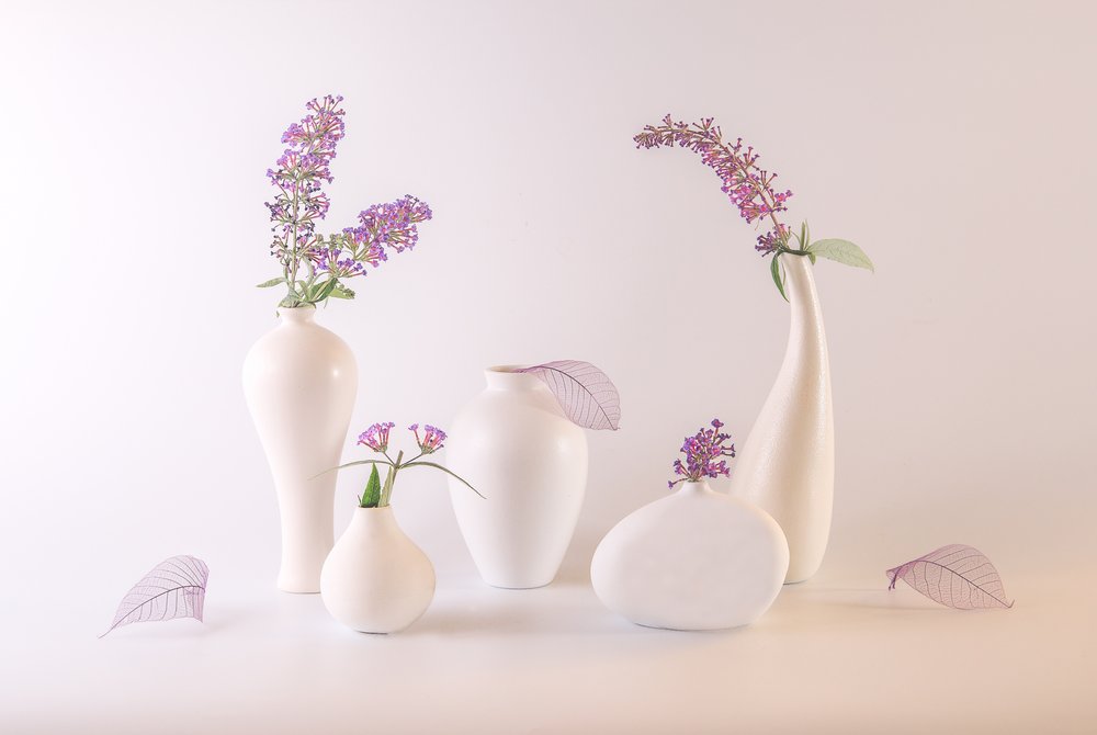 Jarrones blancos con flores de lavanda de May G