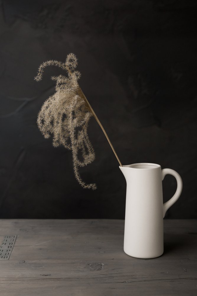 Jarra blanca con hierba de la pampa de Mayra Pama