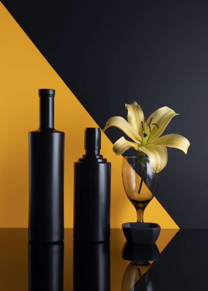 Botellas negras «Golden Lily» de Ming Chen