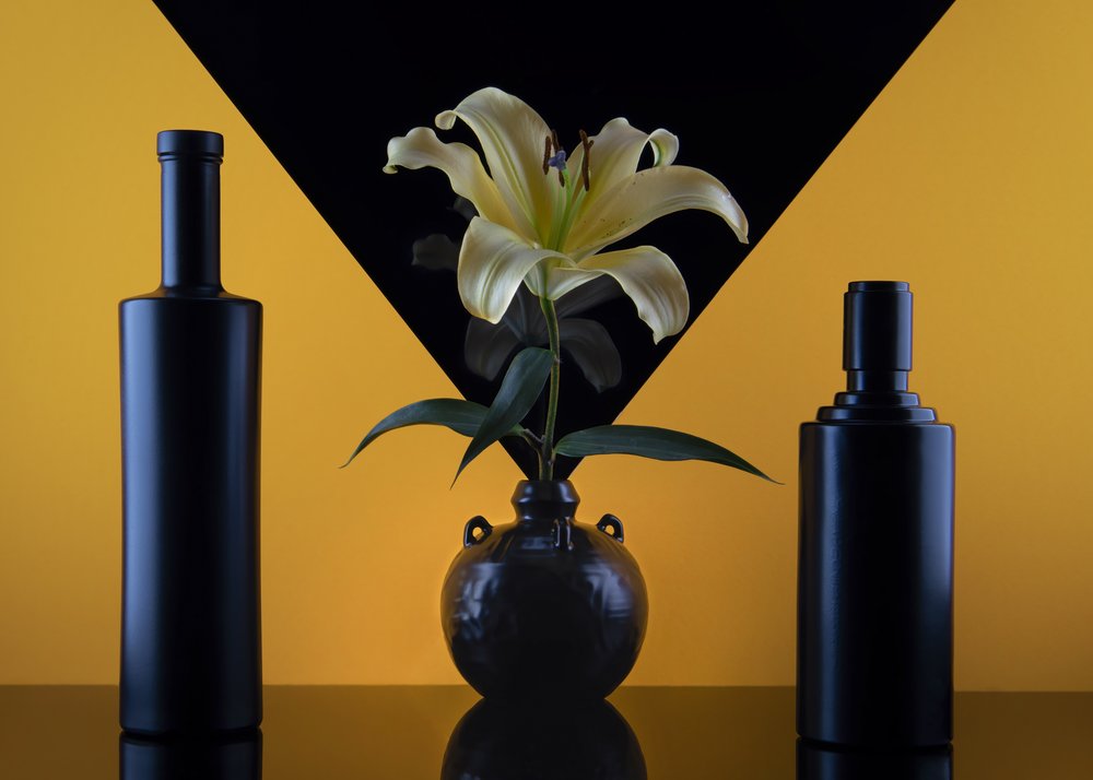 Naturaleza muerta con lirio «Black Gold» de Ming Chen