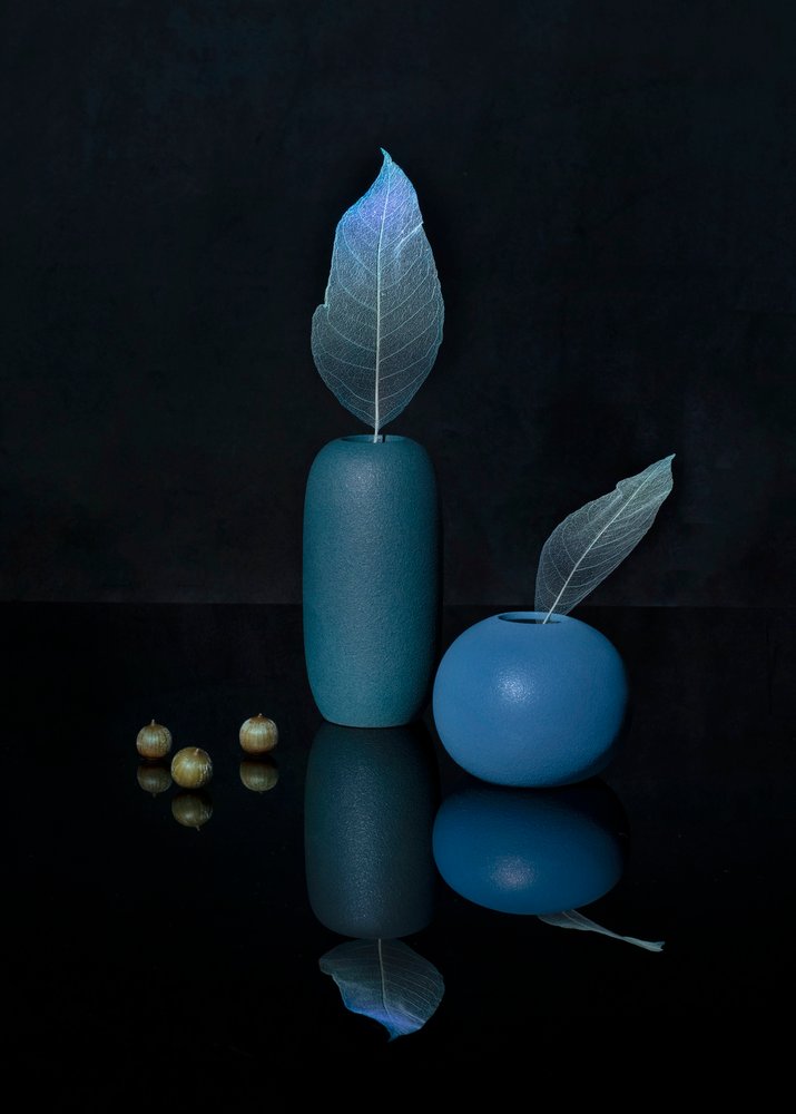 Elegante bodegón azul de Ming Chen