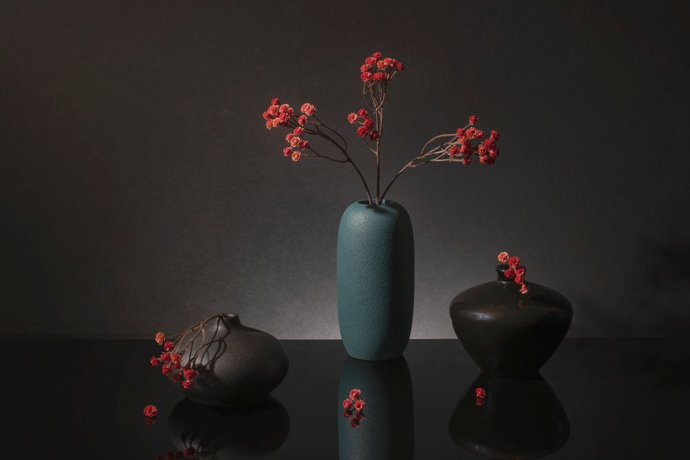 Elegante naturaleza muerta con bayas rojas de Ming Chen